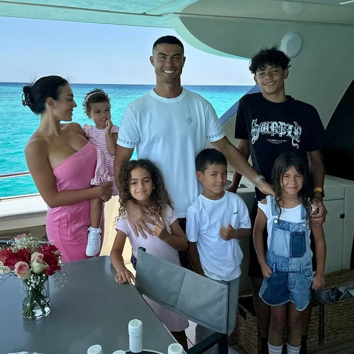 Ronaldo 5 Kids and Wife