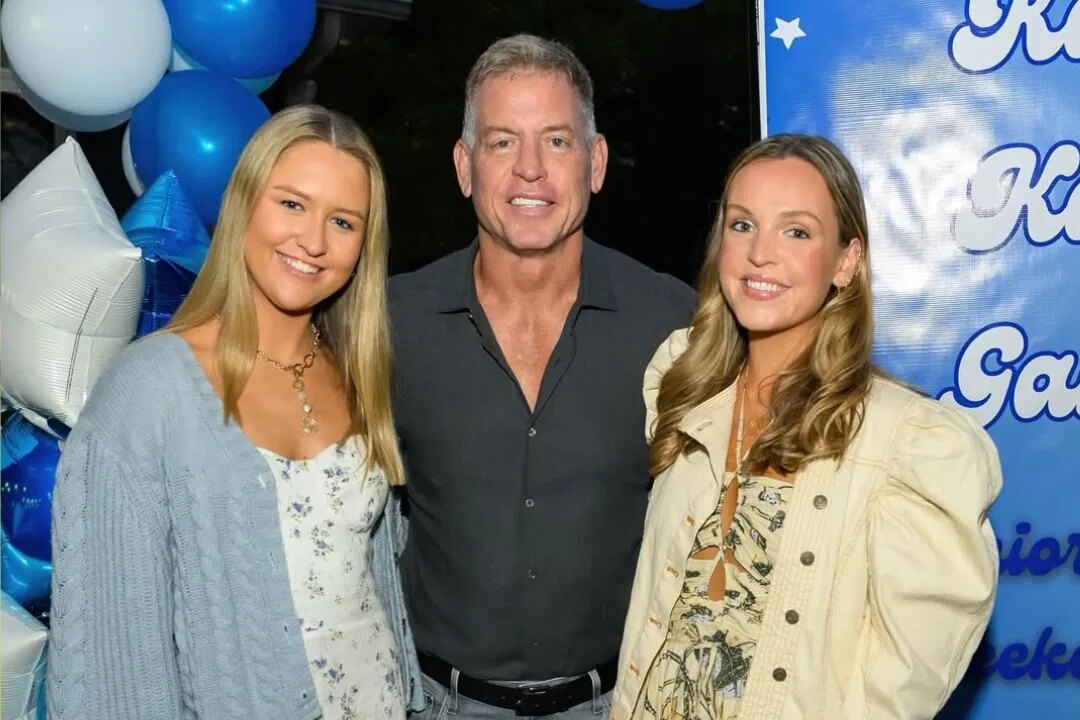 Troy Aikman with his kids.