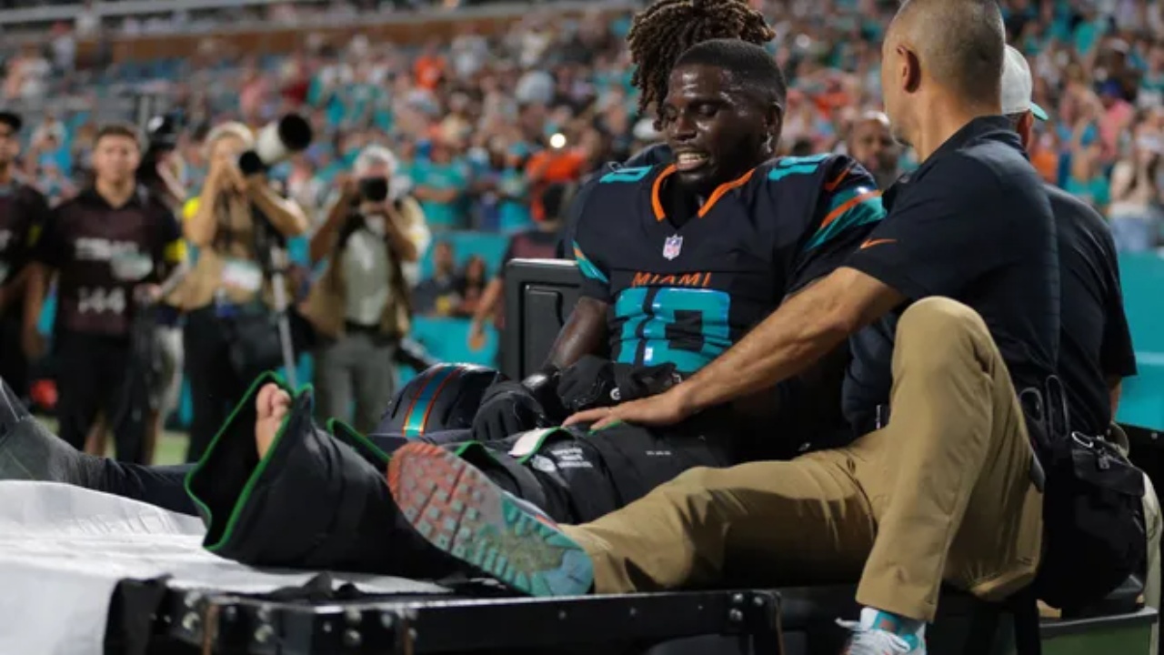Tyreek Hill did not break his leg; he suffered a dislocated knee.