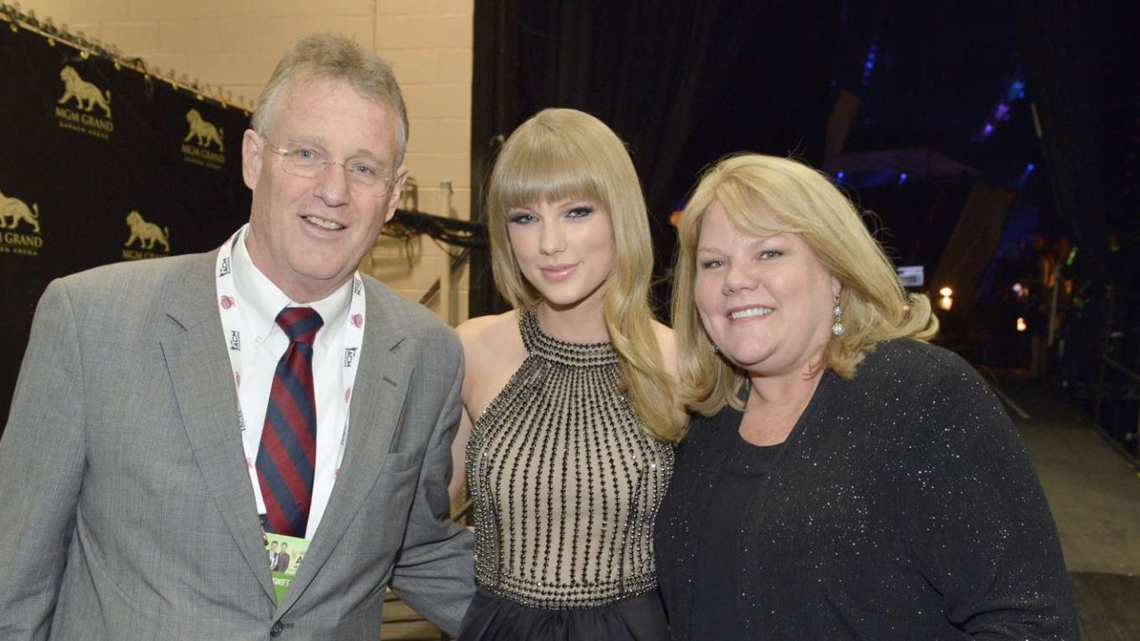 Taylor Swift with her parents.